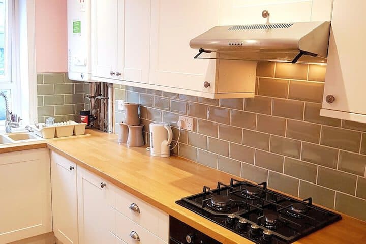 Warm Cosy Family Home With Free Parking photo 3