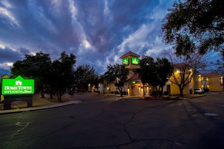HomeTowne Studios by Red Roof Phoenix Dunlap Ave photo 5