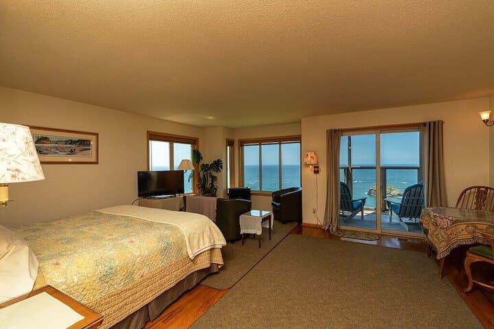 Turtle Rocks Oceanfront Inn photo 3