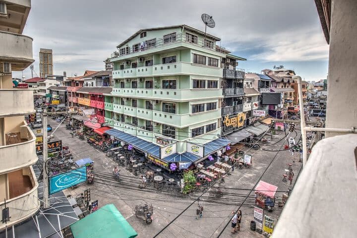 I-Rovers Sports Bar & Guesthouse photo 2