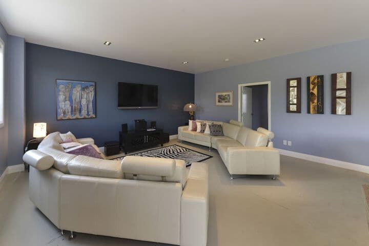 Lakefront Holiday Home photo 4