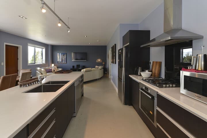 Lakefront Holiday Home photo 3