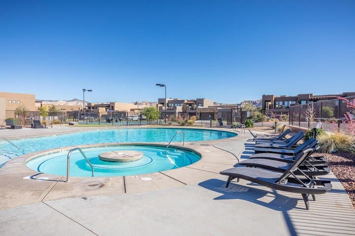 Poolside Paradise photo 1