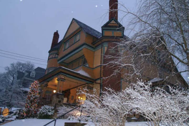 The Queen a Victorian Bed & Breakfast photo 3