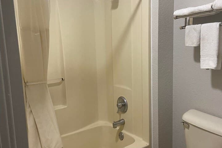 Speedway Inn & Suites photo 5